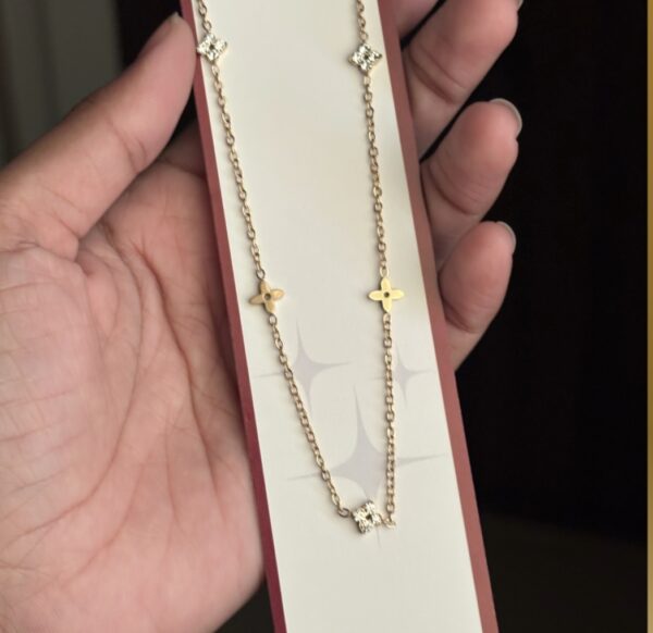 Elegant Chain with stones